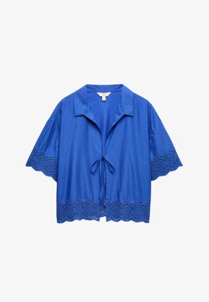 Blouse bleue à manches courtes avec col, nouée à l'avant, ornée d'une bordure en dentelle circulaire le long des manches et de l'ourlet.