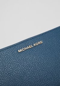 MICHAEL Michael Kors JET SET WRISTLET - Piniginė - blue