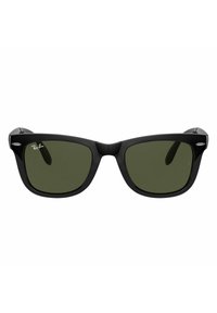 Zwarte plastic zonnebril met groene lenzen, met een klassieke cat-eye vorm en een opvallend Ray-Ban logo op het montuur.