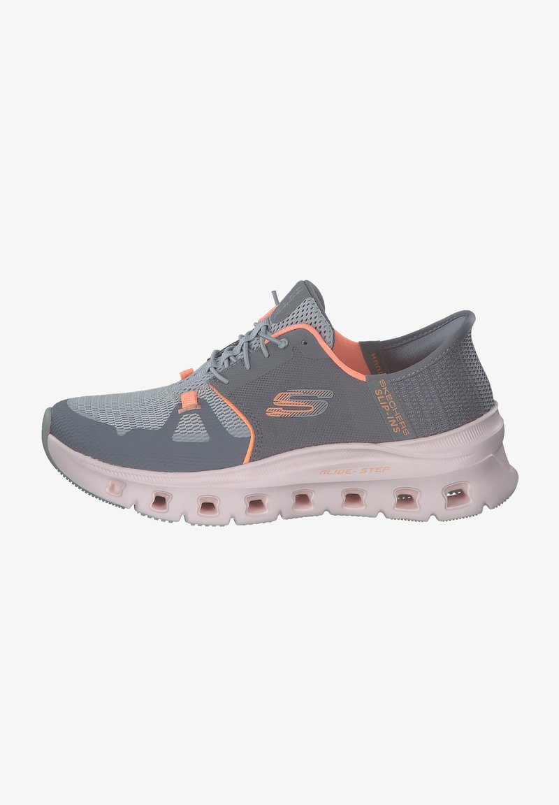 Chaussure de sport avec une tige en mesh gris, des accents roses et une semelle rembourrée avec des découpes pour l'aération. Conception légère, matériau flexible.
