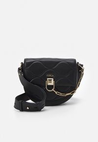 Borsa nera in pelle con motivo trapuntato, dettagli in oro, catena e tracolla, e chiusura frontale con il nome del marchio "FURLA".