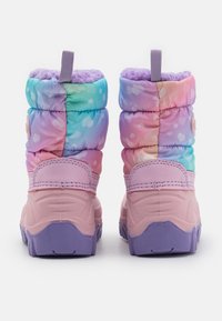 Fargerike vinterstøvler med en puffy design i et gradient av rosa og blått, med trykte hjerter og en lilla faux pelsfôr på toppen.