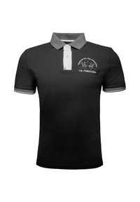 Polo de color negro con un cuello gris y una tapeta blanca. Presenta un diseño de caballo bordado y un logo en el pecho. Mangas cortas con ribete gris.