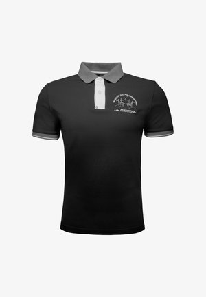 Schwarzes Polohemd mit einem grauen Kragen und einer weißen Blende. Verfügt über ein besticktes Pferdedesign und Logo auf der Brust. Kurze Ärmel mit grauen Akzenten.