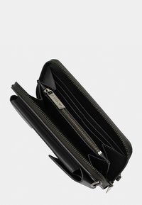 Schwarzes Lederportemonnaie mit einem Reißverschluss, das mehrere Kartenfächer und ein zentrales Reißverschlussfach bietet. Strukturiertes Äußeres mit Metallakzenten.