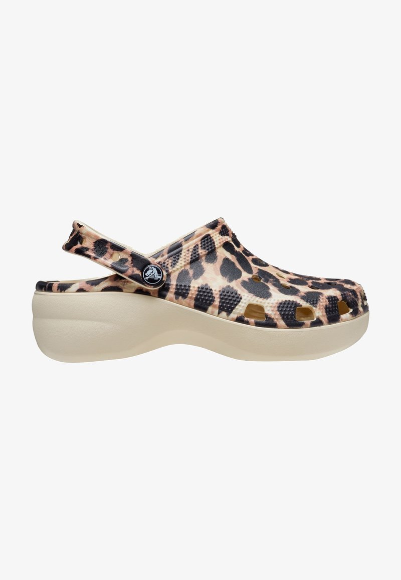 Chaussure style sabot avec dessus imprimé léopard, trous d’aération, bride de talon réglable et épaisse semelle plateforme beige.