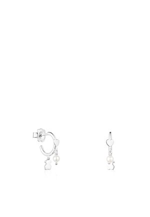 Gli orecchini a cerchio in argento presentano un ciondolo a forma di cuore e un ciondolo di orsetto con un accento di perla, mostrando una finitura lucida e un design intricato.