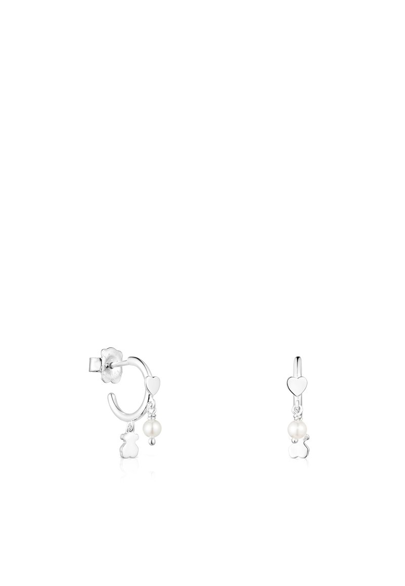 Pendientes de aro de plata presentan un charm en forma de corazón y un charm de oso colgante con un acento de perla, mostrando un acabado pulido y un diseño intrincado.