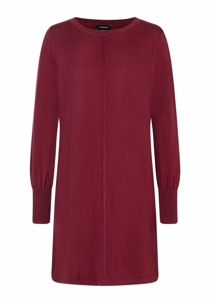 Robe tricotée bordeaux avec un col rond et des manches longues. Caractérisée par des poignets côtelés, une silhouette droite, une texture douce et sans ornements.