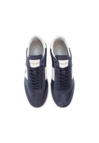 Marinblå sneakers tillverkade av suede och syntetiska material, med vita detaljer, rundad tå, snörning framtill och en logotyp på tungan.