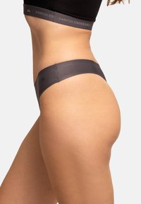 Szara stringi o gładkiej fakturze, niskim kroju i minimalistycznym designie. Posiadają wąski pas z brandingiem "Danish Endurance".