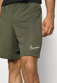Nike Performance Calções desportivos - medium olive/white/night forest/white
