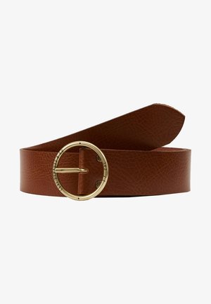 Ceinture en cuir marron avec une boucle métallique ronde dorée comportant un texte gravé, présentée enroulée sur un fond blanc.