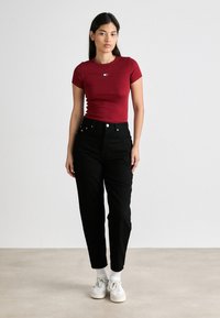 Tommy Jeans SLIM BADGE TEE - Základné tričko - regatta red