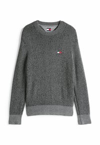 Maglione grigio a maglia con scollo rotondo, polsini e orlo a coste, caratterizzato da una piccola etichetta con logo in rosso, bianco e blu sul petto.