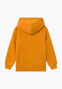 Orange bomullshoodie med en stor huva, ribbade mudd och nederkant. Baksidan är helt enkel med en slät textur. Inga synliga logotyper eller mönster.