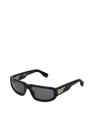 Lunettes de soleil rectangulaires noires avec verres foncés et accents rayés dorés sur des branches épaisses, affichées sur fond blanc.