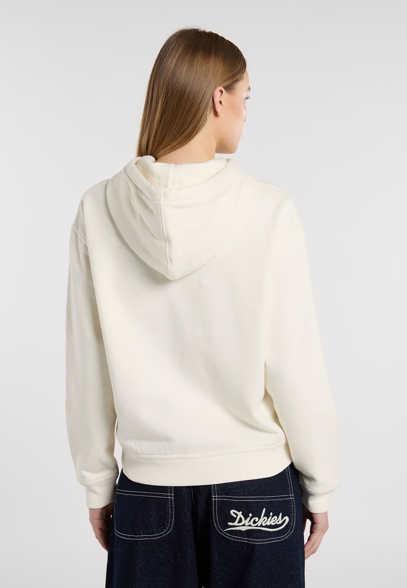 Sudadera crema clara con capucha ajustable, puños y dobladillo de canalé. Presenta un corte relajado, textura suave y un logotipo contrastante sobre denim oscuro.