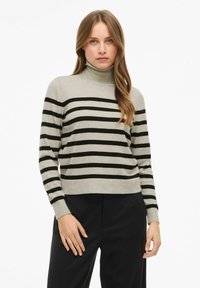 Ljusgrå turtleneck-tröja med svarta horisontella ränder, figursydd design, långa ärmar och ribbade ärmslut. Slät textur.