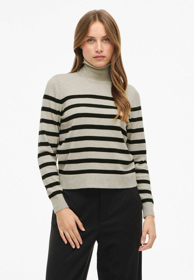 Ljusgrå turtleneck-tröja med svarta horisontella ränder, figursydd design, långa ärmar och ribbade ärmslut. Slät textur.
