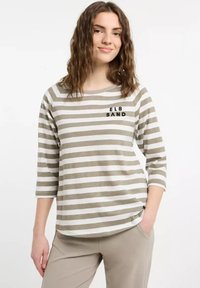 Gestreiftes Langarmshirt in Beige und Weiß, mit rundem Halsausschnitt und einem kleinen schwarzen Aufdruck mit der Aufschrift "ELB SAND". Weicher, lässiger Stoff.