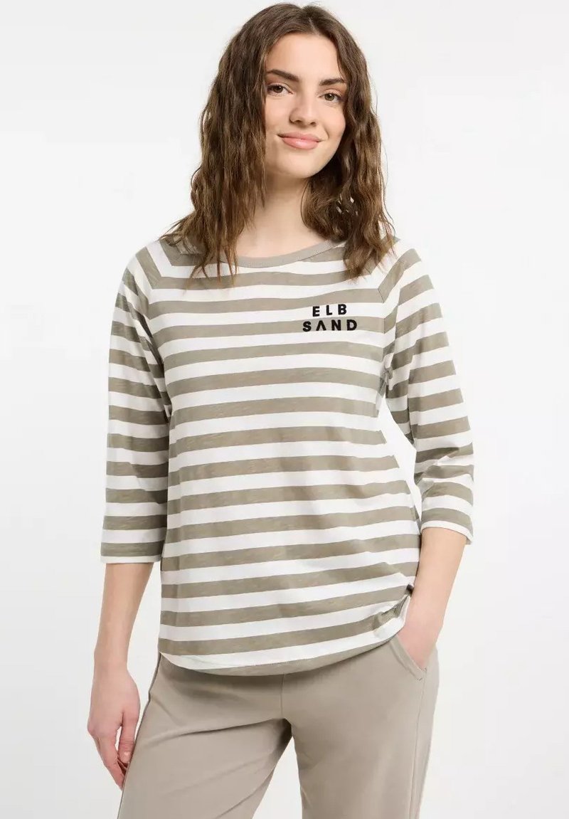 Gestreiftes Langarmshirt in Beige und Weiß, mit rundem Halsausschnitt und einem kleinen schwarzen Aufdruck mit der Aufschrift "ELB SAND". Weicher, lässiger Stoff.