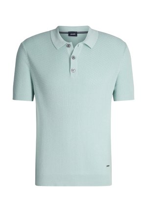Polo bleu clair avec une texture côtelée, patte de boutonnage à trois boutons, col plié et un petit détail de marque à l'ourlet.