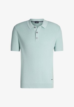 Jasnoniebieska koszulka polo o prążkowanej fakturze, z trzema guzikami, kołnierzykiem na stojąco oraz małym logo marki przy dolnym brzegu.