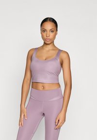Top sportiv violet, scurt, cu bretele late și guler rotund, fabricat dintr-un material neted și elastic. Asortat cu colanți cu talie înaltă, de aceeași culoare.