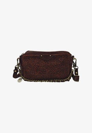 Sac bandoulière rectangulaire en cuir marron imprimé léopard avec détail chaîne dorée et fermeture éclair sur le dessus.