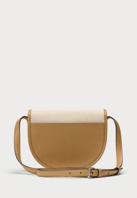 Borsa a tracolla in pelle marrone chiaro a forma di mezzaluna, con un pannello superiore beige testurizzato e una tracolla regolabile. Dettaglio della fibbia argentata.