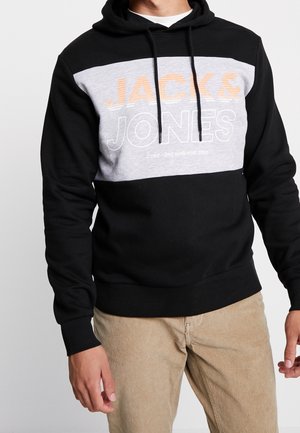 Sudadera negra y gris con bolsillo canguro, con un logo en naranja. Hecha de tejido suave, cuenta con capucha ajustable y puños de canalé.