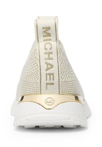 Sneakers bianche in maglia con un accento dorato sul tallone, con la scritta "MICHAEL" in lettere dorate su una parte posteriore testurizzata. Suola flessibile.