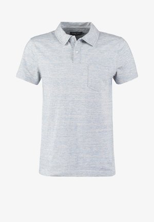 Poloshirt gemaakt van lichtblauwe gemêleerde stof met een kraag, korte mouwen en een borstzak aan de linkerkant. Beschikt over drie knopen bij de kraag.