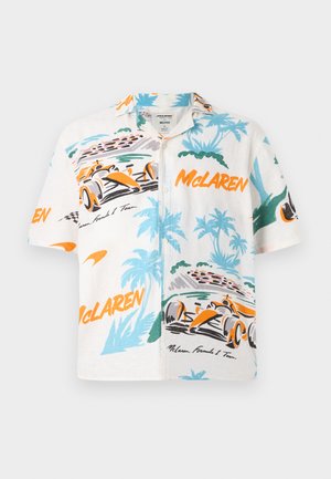 Rövid ujjú, fehér ing, élénk McLaren F1 versenyautó grafikákkal narancs, zöld és kék színekben, pálmafák és versenypálya mintákkal.