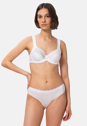 Hvid undertøjsserie med en bh med bred strop og blonder samt en matchende højtaljet trusse med bølget kant. Glat tekstur.