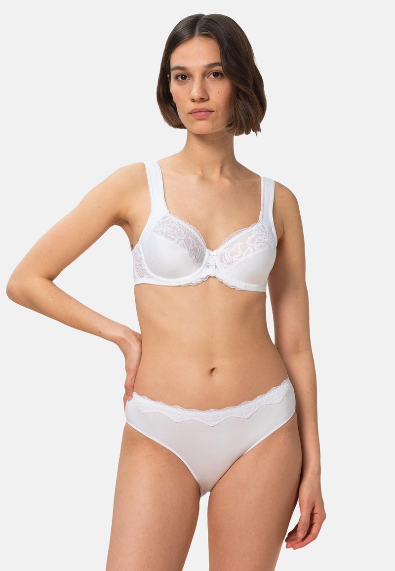Biały zestaw bielizny z biustonoszem wykończonym koronką, szeroki paski oraz pasujące majtki z wysokim stanem i falowanymi krawędziami. Gładka faktura.