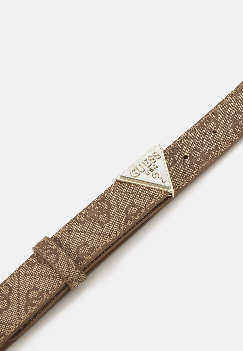 Ceinture Guess marron à motif avec une boucle triangulaire dorée embossée de "GUESS USA" et un point d'interrogation.