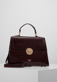 Krokodilprickig bordeauxhandväska med ett guld cirkulärt lås, topphandtag och lång avtagbar rem. Slät textur, strukturerad design.