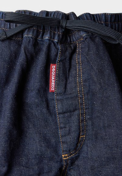 Τζιν σορτς με ελαστική μέση και μαύρη κορδόνι. Σκοτεινό μπλε ύφασμα με ορατές ραφές και ετικέτα DSQUARED2 σε κόκκινο χρώμα.