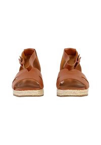 Sandales espadrilles en cuir marron avec des découpes, semelles en jute tressé et un petit talon, présentant un détail en boucle sur le côté extérieur.