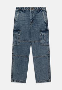 Denim hlače s cargo krojem v srednje modri barvi. Imajo dve veliki stranski žep, ravne noge in opazne detajle šivanja.