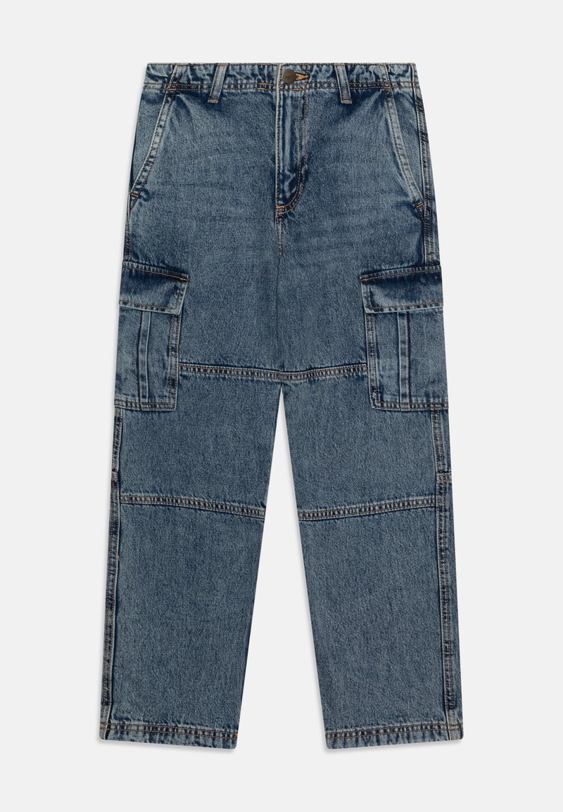 Pantaloni cargo in denim blu medio. Presentano due ampie tasche laterali, un design a gamba dritta e dettagli di cucitura ben visibili.