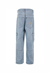 Lyseblå denim cargo bukser med en afslappet pasform, med baglommer og et regnbue-logo på den højre baglomme.