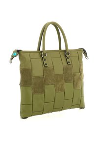 Borsa a mano rettangolare verde oliva con toppe in pelle intrecciata e suede, due manici e chiusure con zip argentate su entrambe le estremità.