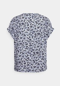 Blusa floral com mangas curtas, em azul claro com padrões florais em azul escuro e branco, tecido suave e um corte descontraído.