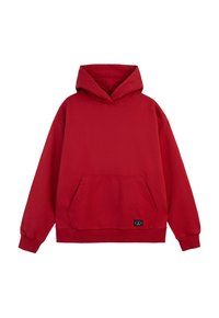 Czerwona bawełniana bluza z kapturem, z przestronną kieszenią z przodu, kaptur ze sznurkiem i ściągacze na mankietach. Posiada małą czarną metkę z logo na końcu.