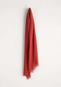 Roter Schal hängt, aus weichem Stoff. Verfügt über fransige Kanten, leichtes Design, glatte Textur und eine schlichte, einfarbige Farbe.