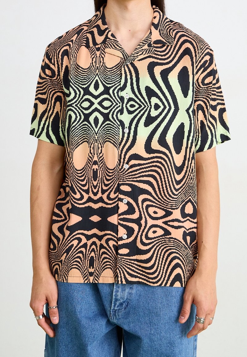 Chemise à manches courtes avec un motif abstrait en vagues noir, pêche et vert. Tissu léger avec un col et des détails de boutons.