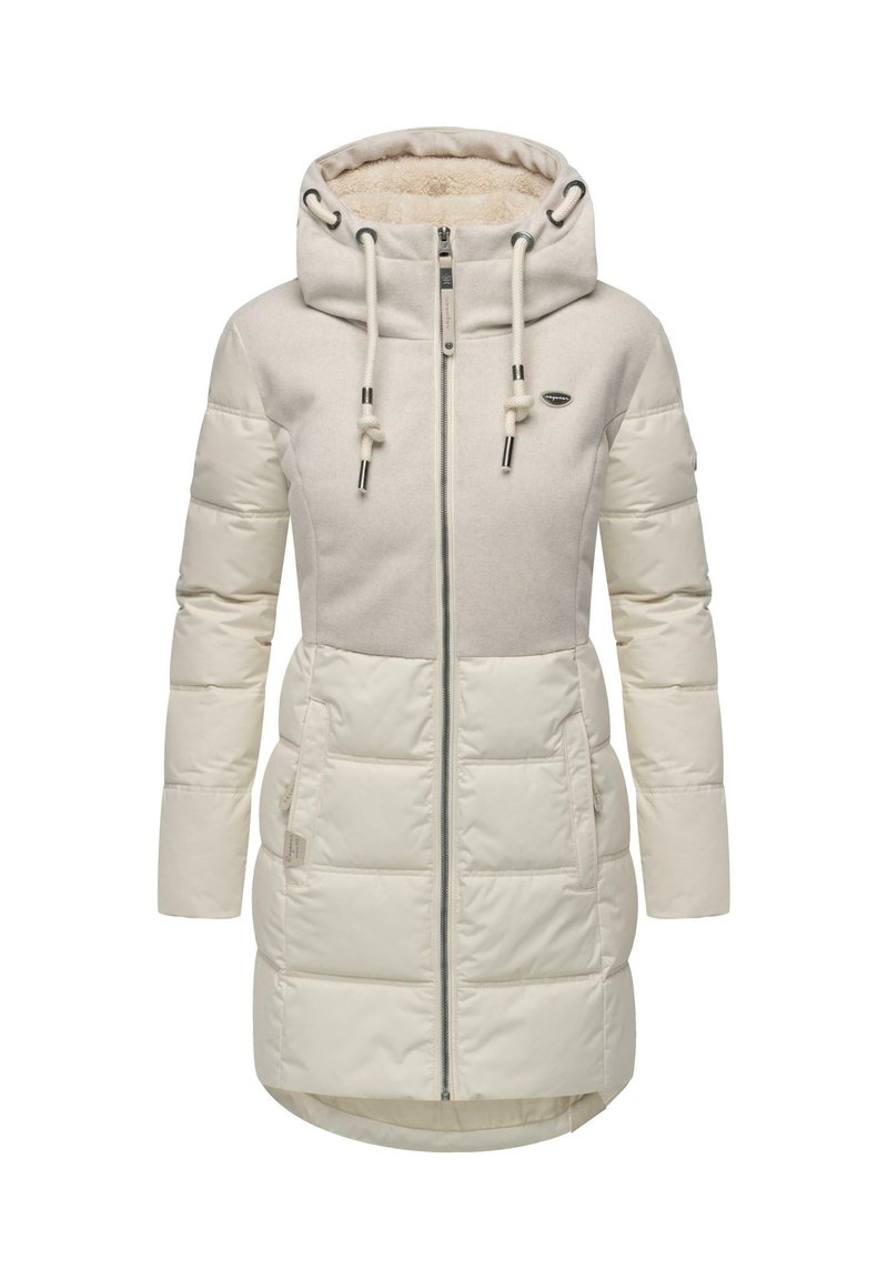 Manteau rembourré de couleur claire, longueur genoux, avec une capuche doublée en polaire, fermeture éclair et poches à patte. Présente un mélange de tissu lisse et texturé.